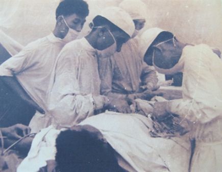 Guerre du Vietnam des combattants en blouse blanche sur le front